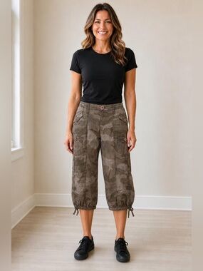 Natural Reflections Women’s Brown Camo Cargo Capri Pants Y2K Women’s Size 8
